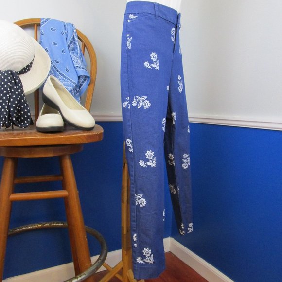 Old Navy Blue and White Floral Cropped Pants - Picture 5 of 12